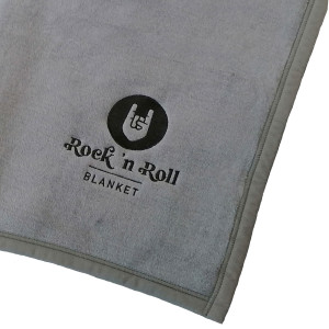 Rock `n Roll Blanket | Wohndecke Sofadecke Kuscheldecke | Uni schiefer | 150x200 cm mit hochwertiger Stickerei
